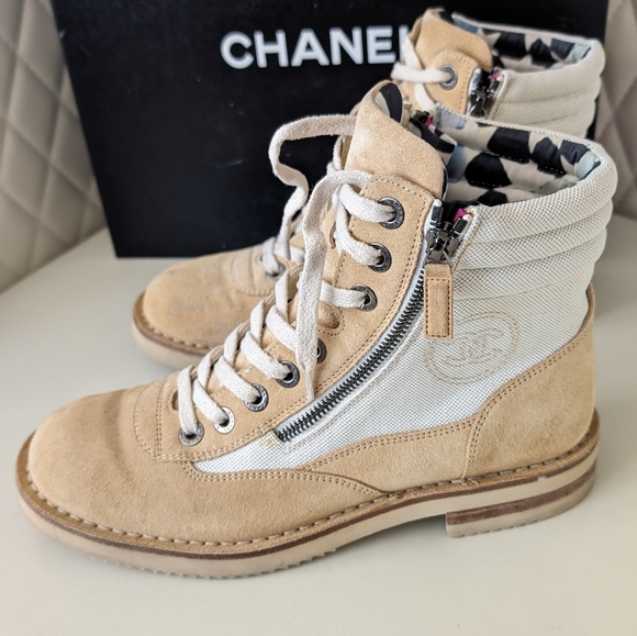 PRE LOVED CHANEL INTERLOCKING CC LOGO COMBAT BOOTS - Picture 4 of 16
